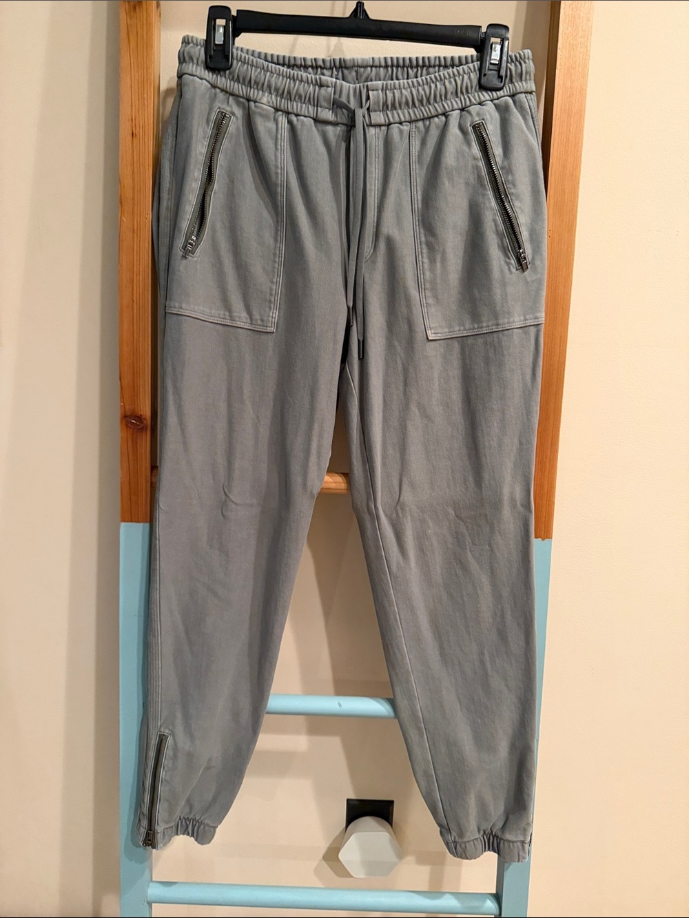 Athleta Light Gray woman’s Jogger Sweatpants with Zipper Pockets